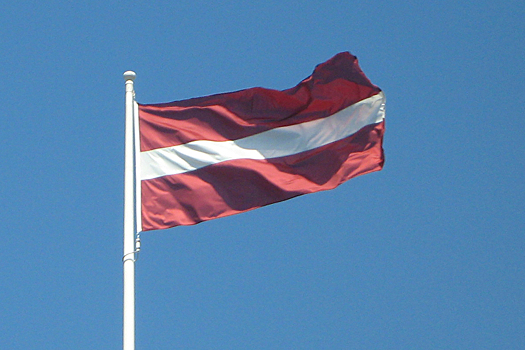 Охота на ведьм: в Латвии разрешили высылать за «серп и молот»