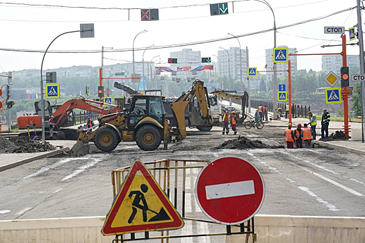 Дорожники перекопали асфальт перед мостом в Кемерове