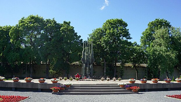 Володин возложил цветы к Могиле Неизвестного Солдата в Пскове