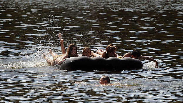 Заплыв на матрасе. Матрасы купаться. Заплыв на матрасе. Заплыв на матрасе. Заплыв на резиновых женщинах.