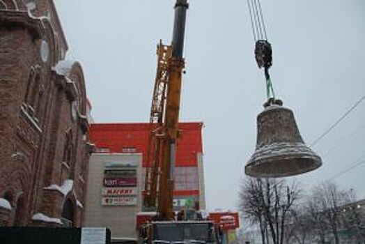 В Ульяновске подняли 8-тонный колокол на строящийся надвратный храм