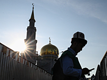 Участникам полуголой фотосессии у мечети пригрозили тюрьмой и штрафом