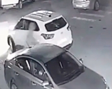 Видео: мужчина топором разбил стекла машины, стоящей на зебре