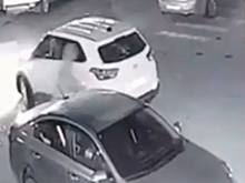 Видео: мужчина топором разбил стекла машины, стоящей на зебре