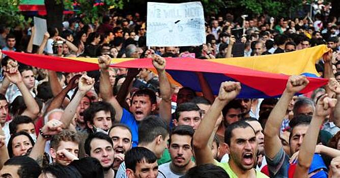В Армении оппозиция перекрыла все основные дороги