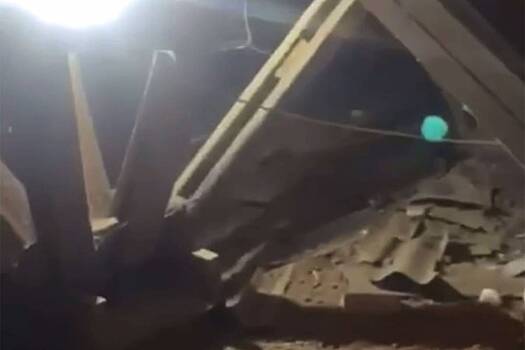 Рухнувшая в российском городе крыша жилого дома попала на видео