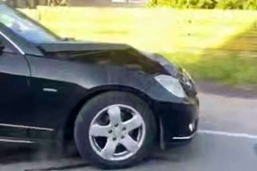 В Луговом на видео попало, как подросток на питбайке встал на дыбы и влетел в Mercedes