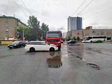 В Новосибирске водитель грузовика протаранил Subaru Legacy