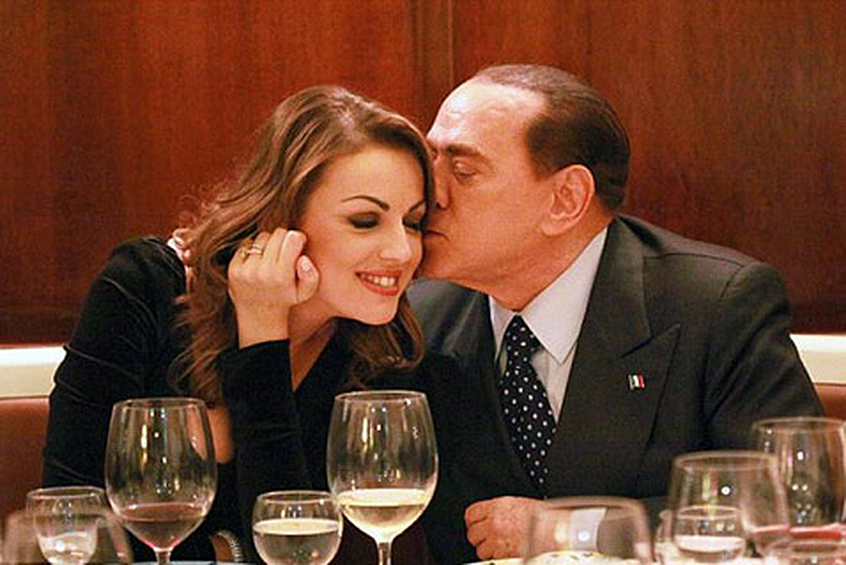 Еще будучи женатым на второй супруге, актрисе Веронике Ларио, в 2011 году, глава итальянского правительства Сильвио Берлускони увлекся молодой моделью Франческой Паскале. Ее не испугала разница в возрасте почти в 50 лет. «Молодые» - 81-летний Берлускони и 32-летняя Паскале - до сих пор лишь помолвлены