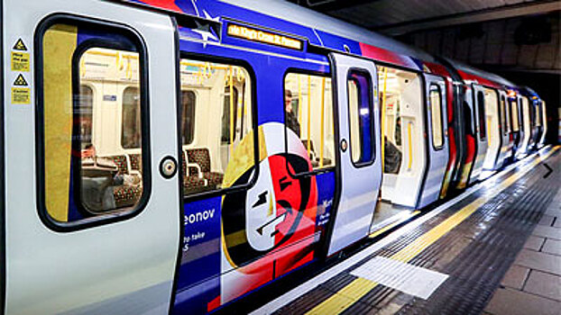 Тематический поезд «Сердце России» запустили в лондонском метро на станции «Бейкер-стрит»