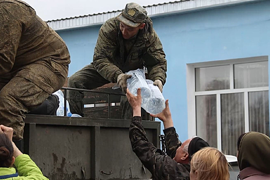 Военнослужащие Ясненского ракетного соединения раздали воду муниципальным предприятиям Оренбуржья
