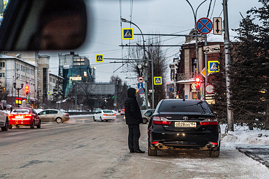 «Я паркуюсь как чудак»: Camry ООО — ради чиновника можно всё