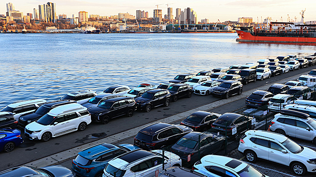 Страсти по утильсбору, реформа такси, новая «Волга» и пошлины Трампа. Главное за 2025 год