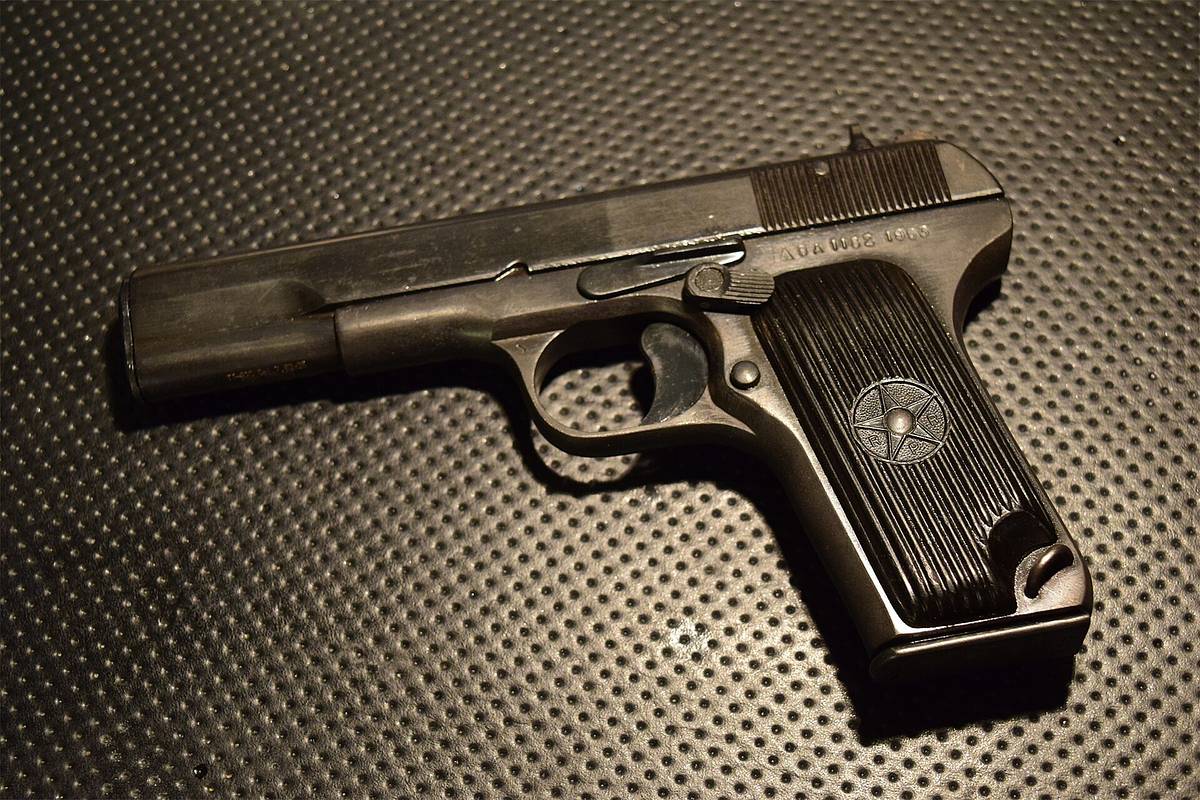 Россиянин взял на мушку пистолета посетителей бара Петербурга и грозил расправой
