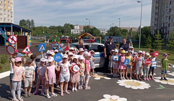 Сотрудники ГИБДД Оренбурга провели очередную минутку безопасности дорожного движения в одном из городских детских садов