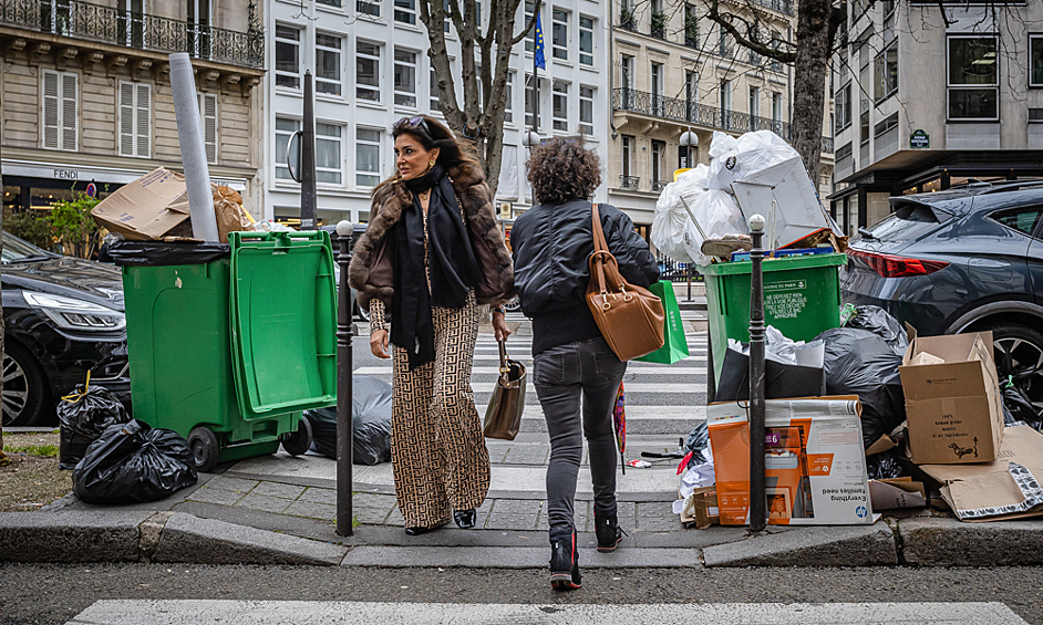 Мусор на улицах Парижа, скопившийся из-за забастовки мусорщиков против повышения пенсионного возраста, 9 марта 2023 года