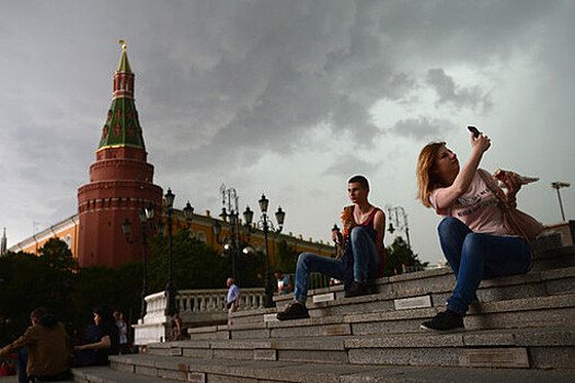 Москвичам пообещали жару с грозой