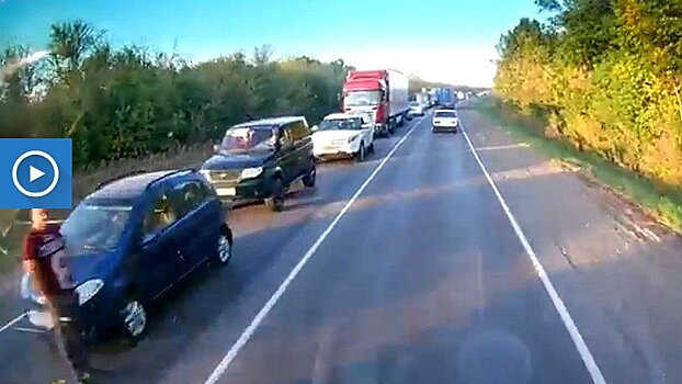 В сети появилось видео огромной пробки из-за ремонта дороги под Воронежем