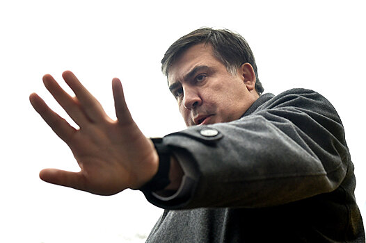 Инцидент в самолете: Саакашвили напомнили о "тюремном скандале"