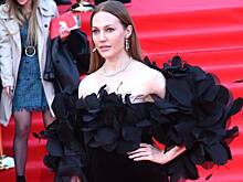 «Моя прекрасная султанша»: Мерьем Узерли вышла в свет в платье с разрезом до бедра