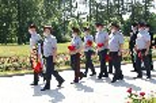 В День памяти и скорби руководство и сотрудники УФСИН России по г. Санкт-Петербургу и Ленинградской области возложили цветы на Пискаревском кладбище