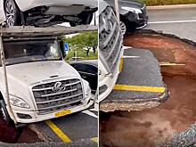 Дорога обвалилась под автовозом и легковушкой в Китае