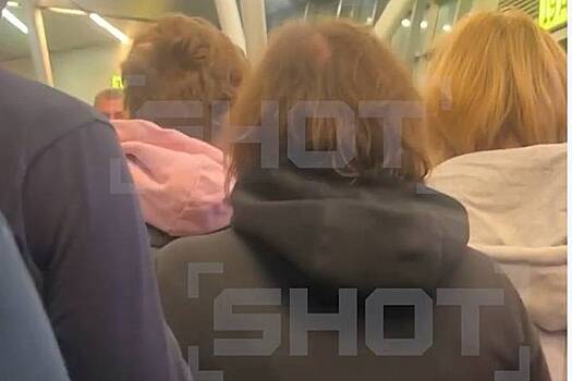 Сотни пассажиров вынудили спать на полу в российском аэропорту в ожидании починки самолета