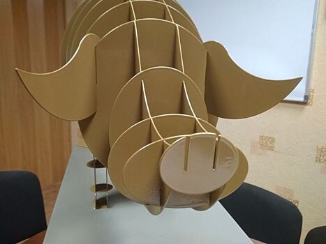 Металлическая свинка появилась на Центральном рынке