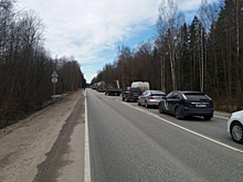 Сломавшийся на переезде поезд образовал длинную пробку в Сланцевском районе