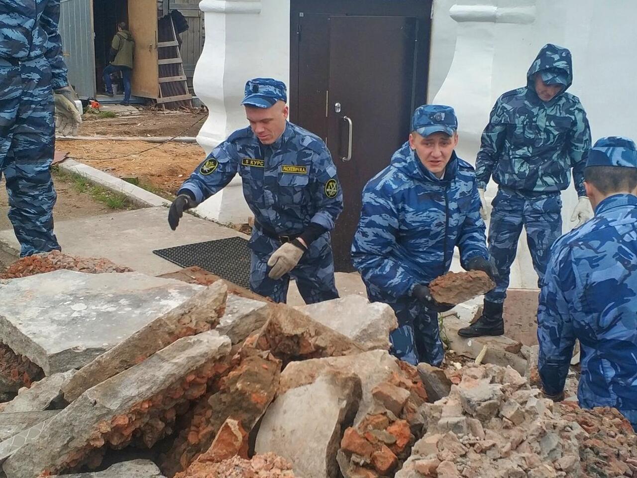 Курсанты ВИПЭ ФСИН помогают восстанавливать храм в Вологде - Рамблер/новости