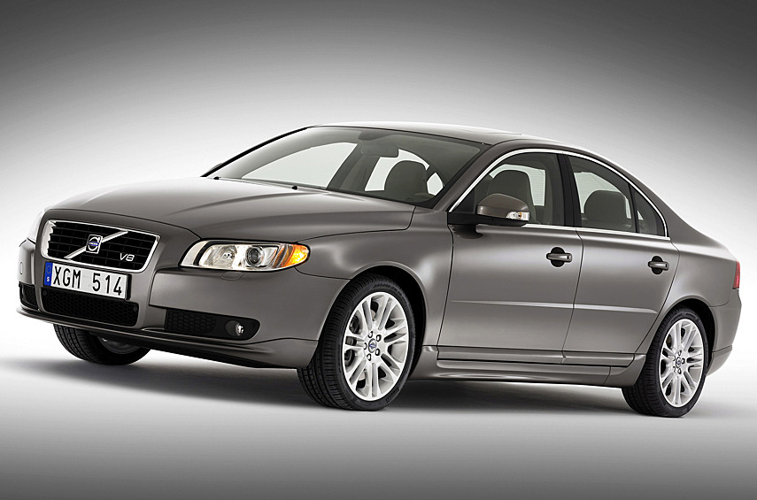 Volvo S80 V8. Само собой, ямаховское чудо запихнули во вторую итерацию S80. Да-да, вы все правильно поняли: «восьмерка» (пусть и компактная, с 60-градусным развалом блока цилиндров) упакована в моторном отсеке бизнес-седана поперечно. В подобной манере отжигали не только шведы. Такая компоновка, например, характерна для больших переднеприводных Cadillac девяностых годов с Northstar объемом 4,6 литра. Volvo не настолько экзотичный — он хотя бы полноприводный.