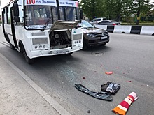 Водитель ПАЗа отвлёкся на сдачу и врезался в иномарку в Заельцовском районе