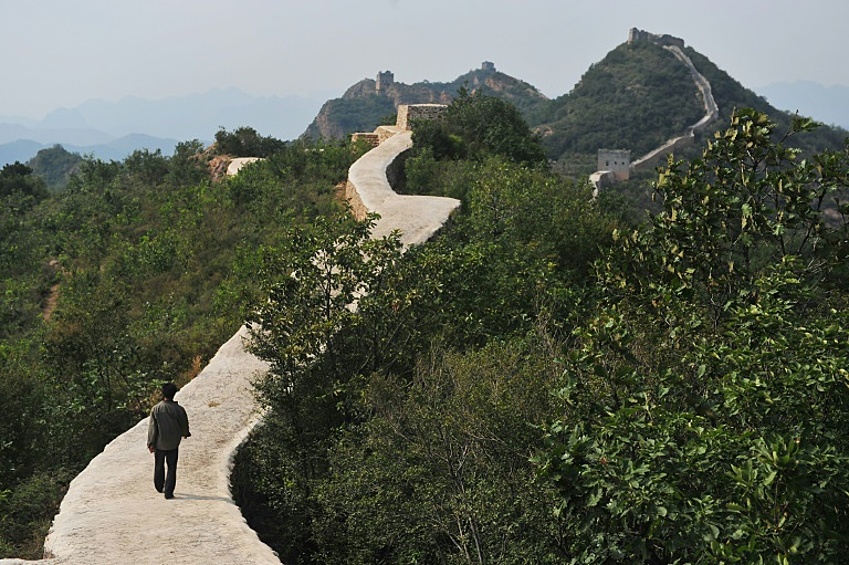Как только фотографии реставрации 2014 года Великой Китайской стены попали в Интернет, они сразу возмутили весь мир. Дело в том, что одну из красивейших секций стены длиной 780 метров, просто залили бетоном