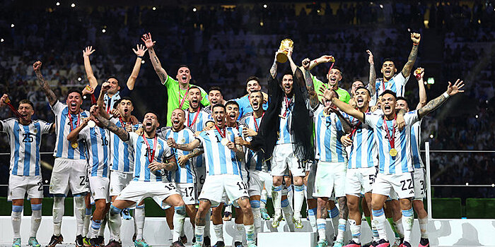 Футболистам сборной Аргентины вручили кубок за победу на чемпионате мира-2022. Видео