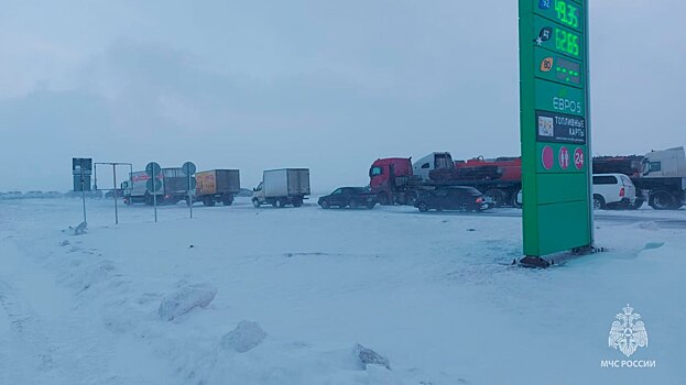 На трассе «Оренбург-Орск» 53 человека и 33 машины расчищают дороги и помогают автомобилистам