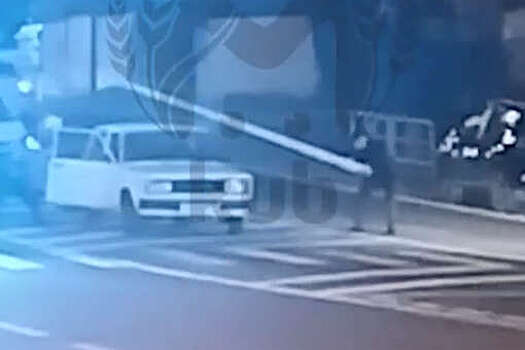 В Сочи мужчина избил водителя "Жигулей" оторванным шлагбаумом