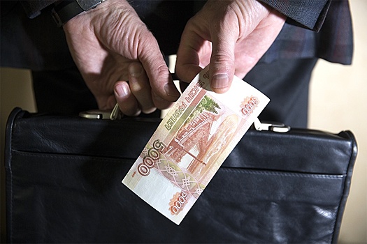 Пойманный на взятке чиновник администрации Ялты осужден на условный срок