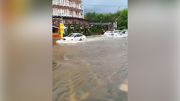 «Экстрим»: улицы Анапы превратились в бурные реки после ливня