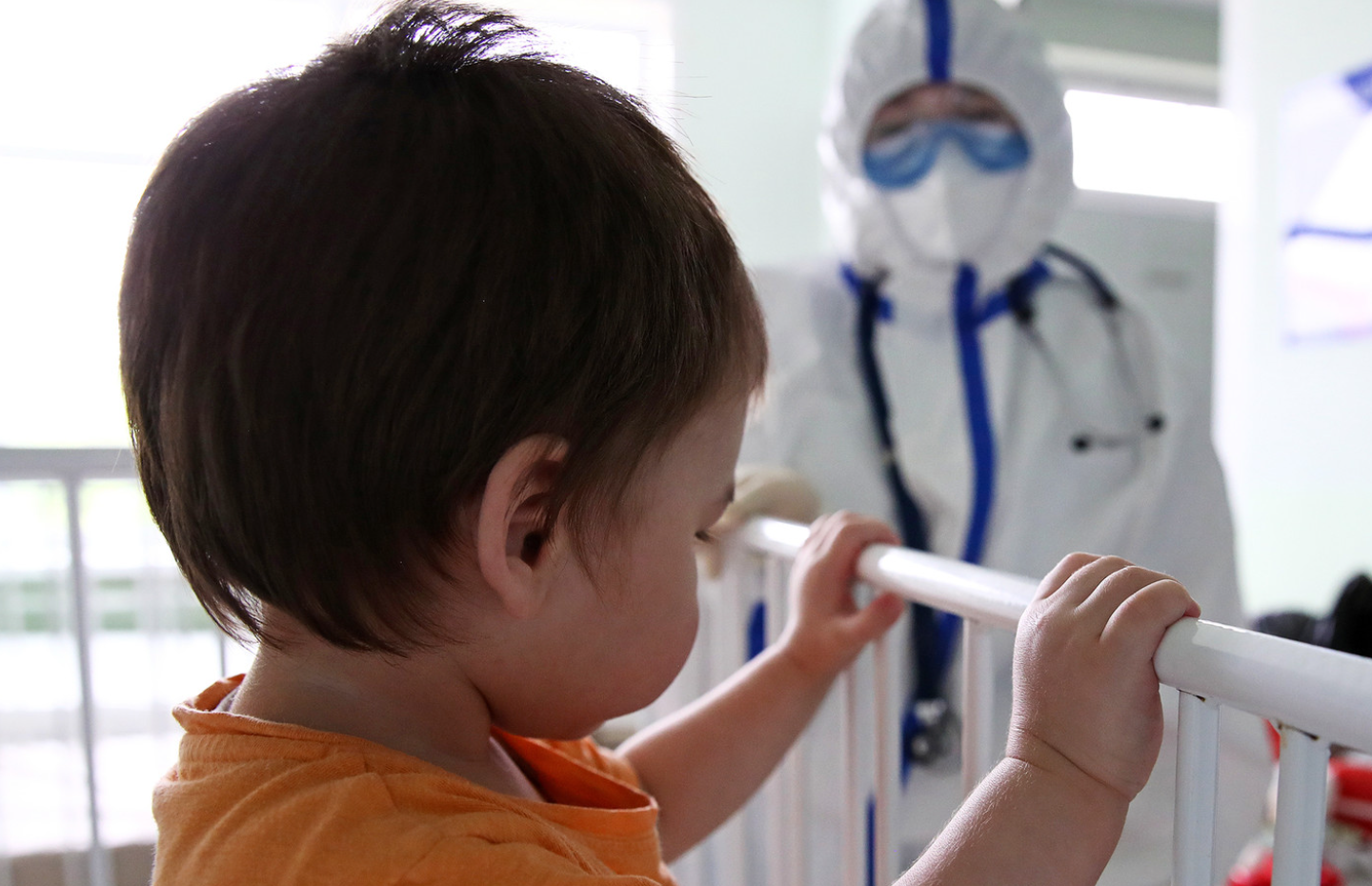 Main_themes/uchenye-obnaruzhili-opasnost-populyarnogo-. Вакцинация детей от коронавируса. Вакцинация в россии. Омикрон памятка. Симптомы омикрона коронавируса.