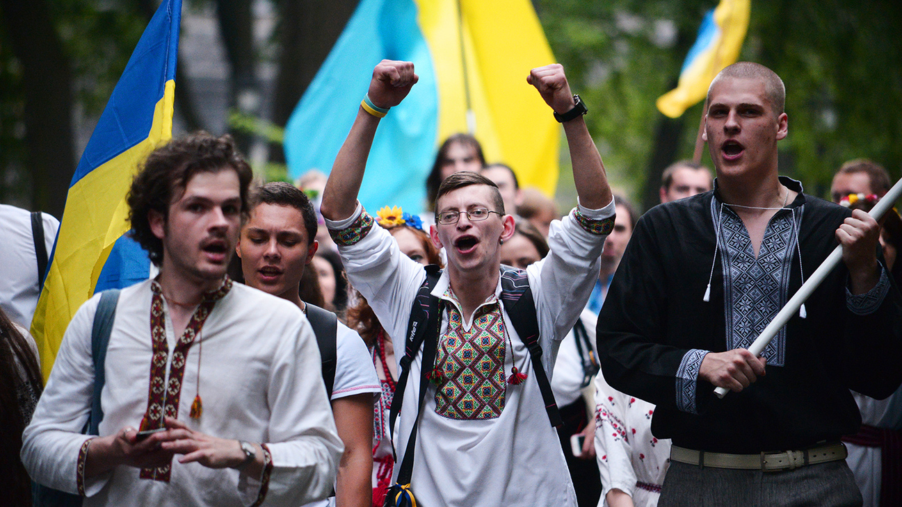 Человек с флагом украины. Студенты на майдане. Что будет с украинским народом. Конфликт между россией и украиной. Флажок украины.