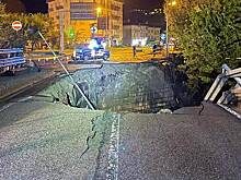 Воронка разверзлась посреди моста и поглотила отца и сына
