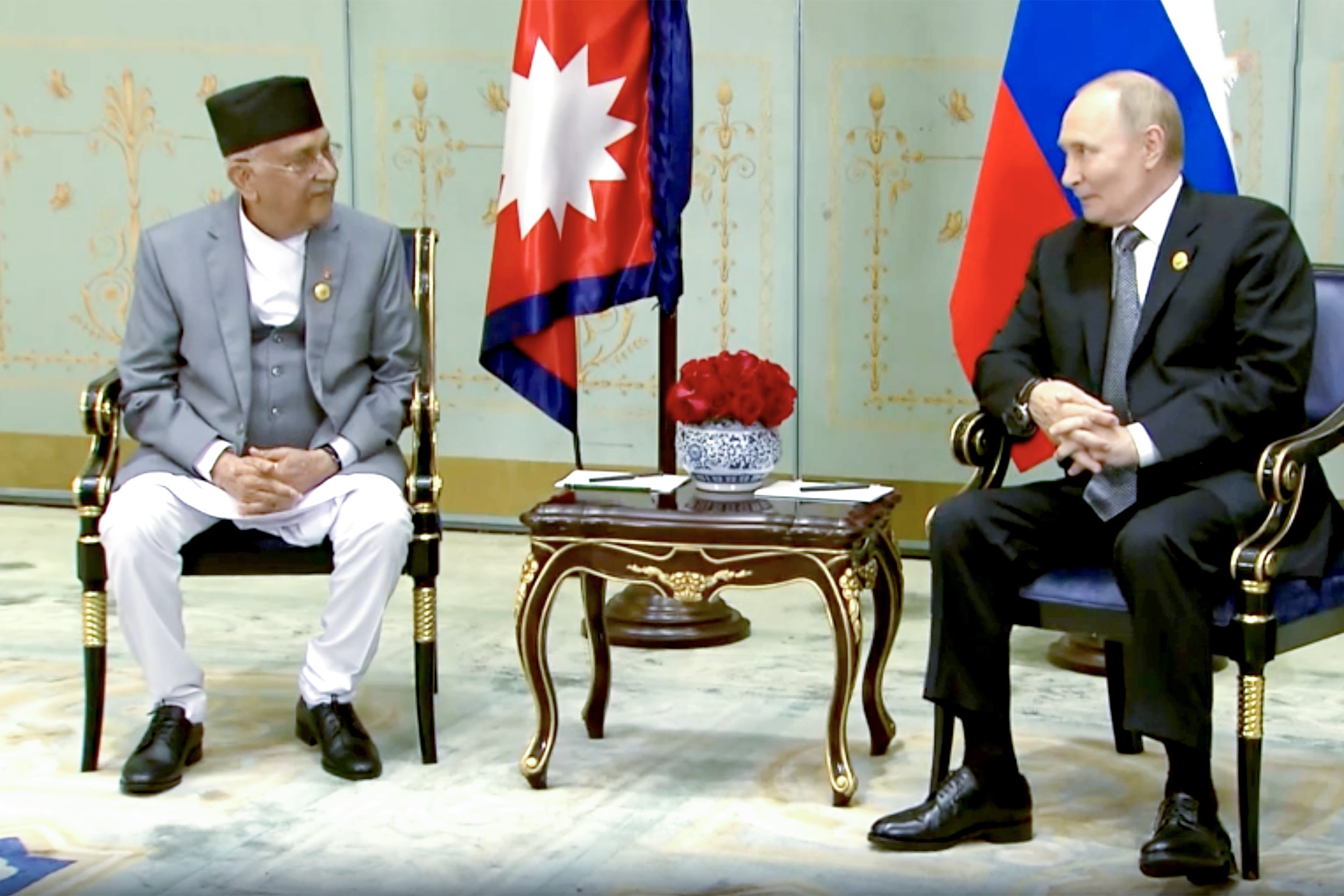 Путин встретился с премьером Непала на полях саммита ШОС в Китае