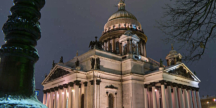 Выпавший иней перекрасил здания Санкт-Петербурга в белый цвет