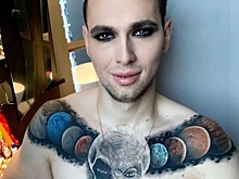 Кирилл «Руки-базуки» сделал свадебный макияж с эффектными смоки и набил на груди огромного пришельца