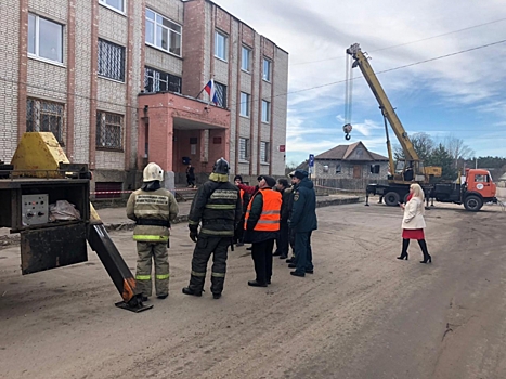 Сотрудники МЧС провели учения по ликвидации последствия по обрушению здания в Лужском районе