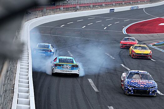 Два гонщика NASCAR пересекли линию финиша задом наперёд
