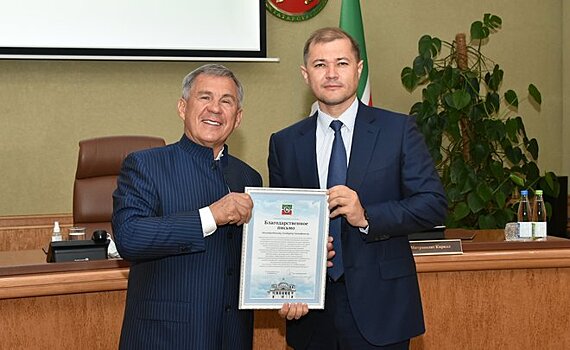 Рустам Минниханов наградил руководство АО "ТАИФ" за вклад в воссоздание собора Казанской иконы Божией Матери