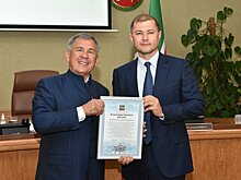 Рустам Минниханов наградил руководство АО "ТАИФ" за вклад в воссоздание собора Казанской иконы Божией Матери