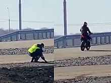 В Новосибирской области полицейский бросил камень в мотоциклиста