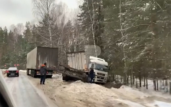 На дороге Рязань — Клепики фура вылетела с дороги